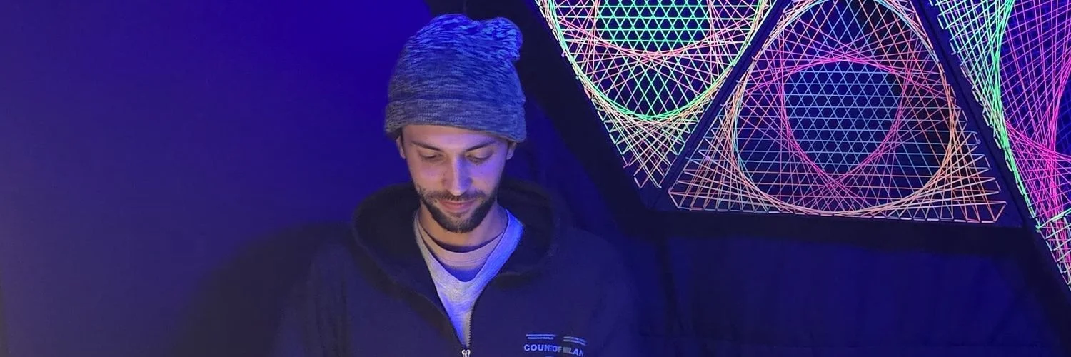 Demian Scaglione en vivo frente a visuales psicodélicas